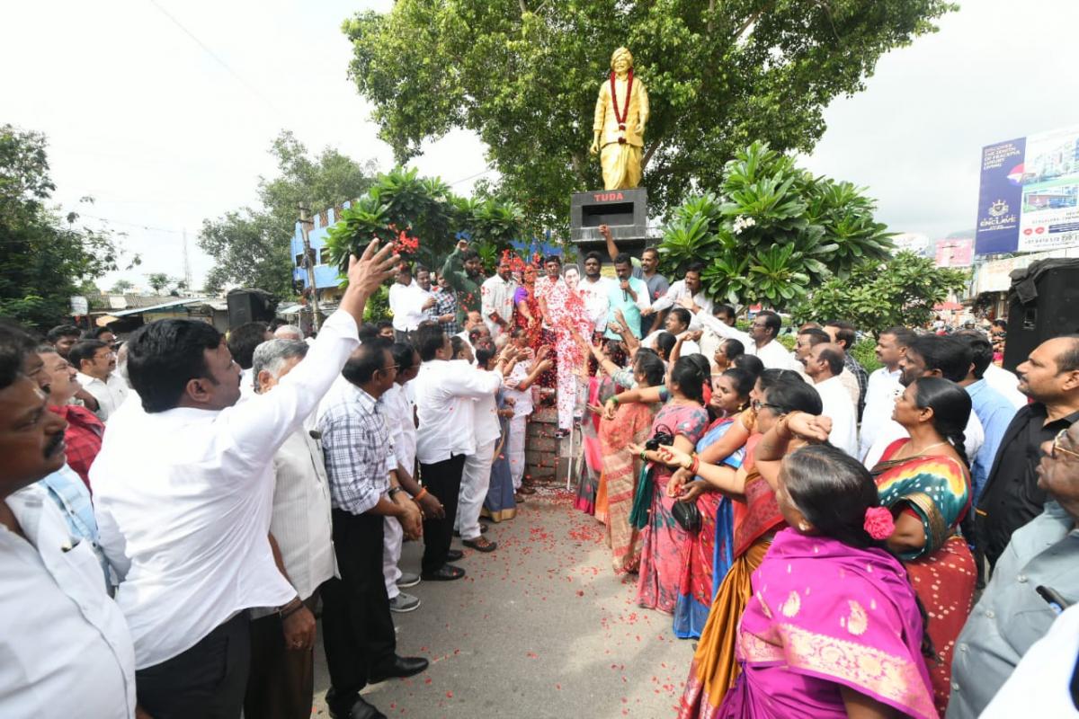 Palabhishekam For CM YS Jagan Photo In Tirupati Six Years Of YS Jagan Praja Sankalpa Yatra - Sakshi6