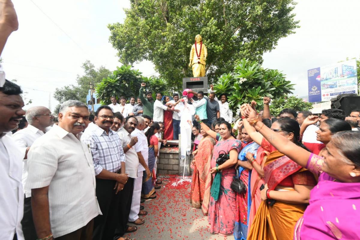 Palabhishekam For CM YS Jagan Photo In Tirupati Six Years Of YS Jagan Praja Sankalpa Yatra - Sakshi7