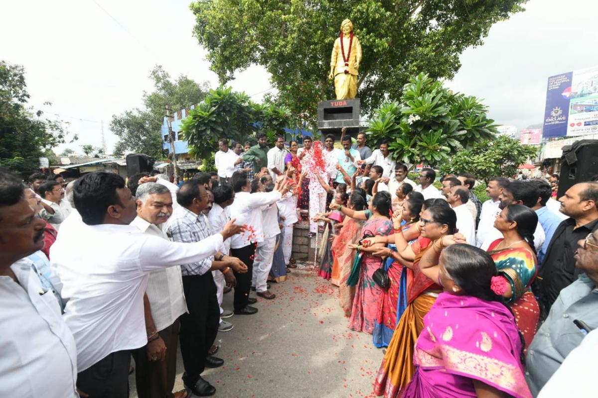 Palabhishekam For CM YS Jagan Photo In Tirupati Six Years Of YS Jagan Praja Sankalpa Yatra - Sakshi8