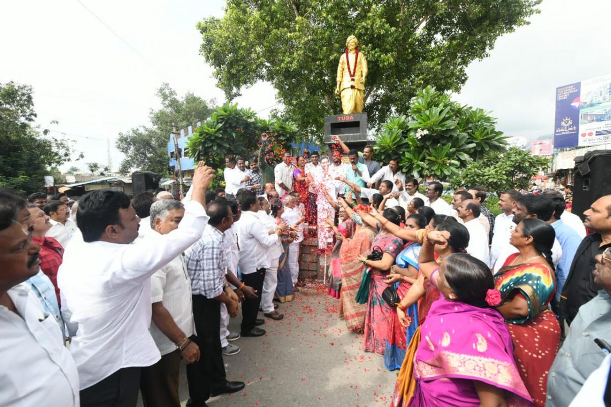 Palabhishekam For CM YS Jagan Photo In Tirupati Six Years Of YS Jagan Praja Sankalpa Yatra - Sakshi10