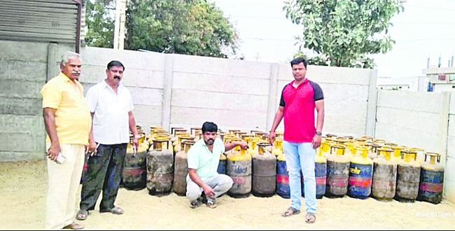 సిలిండర్లతోపాటు నిందితుడినిచూపుతున్న పోలీసులు 1