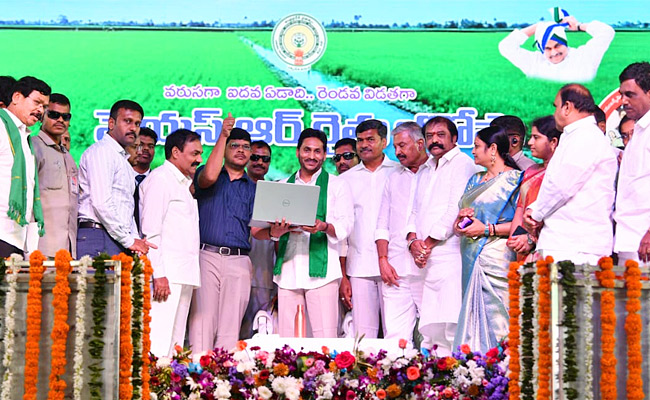 CM Jagan Releases YSR Rythu Bharosa Funds to Farmers at Puttaparthi Photos - Sakshi2