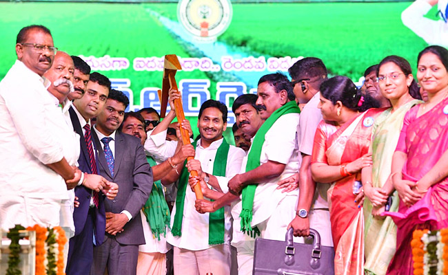 CM Jagan Releases YSR Rythu Bharosa Funds to Farmers at Puttaparthi Photos - Sakshi4