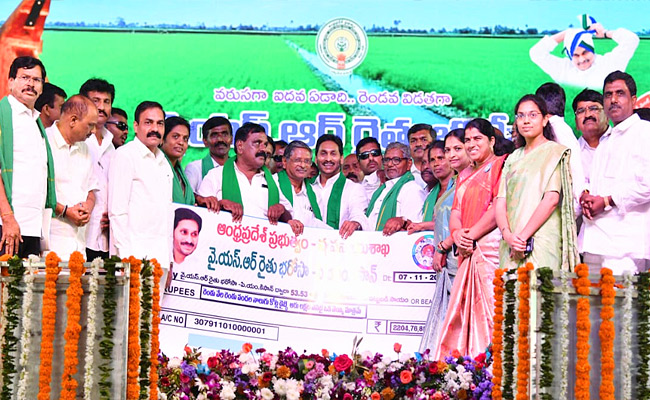 CM Jagan Releases YSR Rythu Bharosa Funds to Farmers at Puttaparthi Photos - Sakshi9