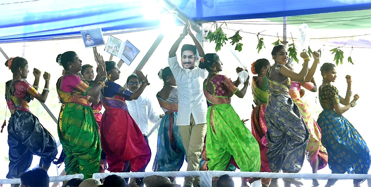 YSR Rythu Bharosa Program At Puttaparthi Photos - Sakshi14