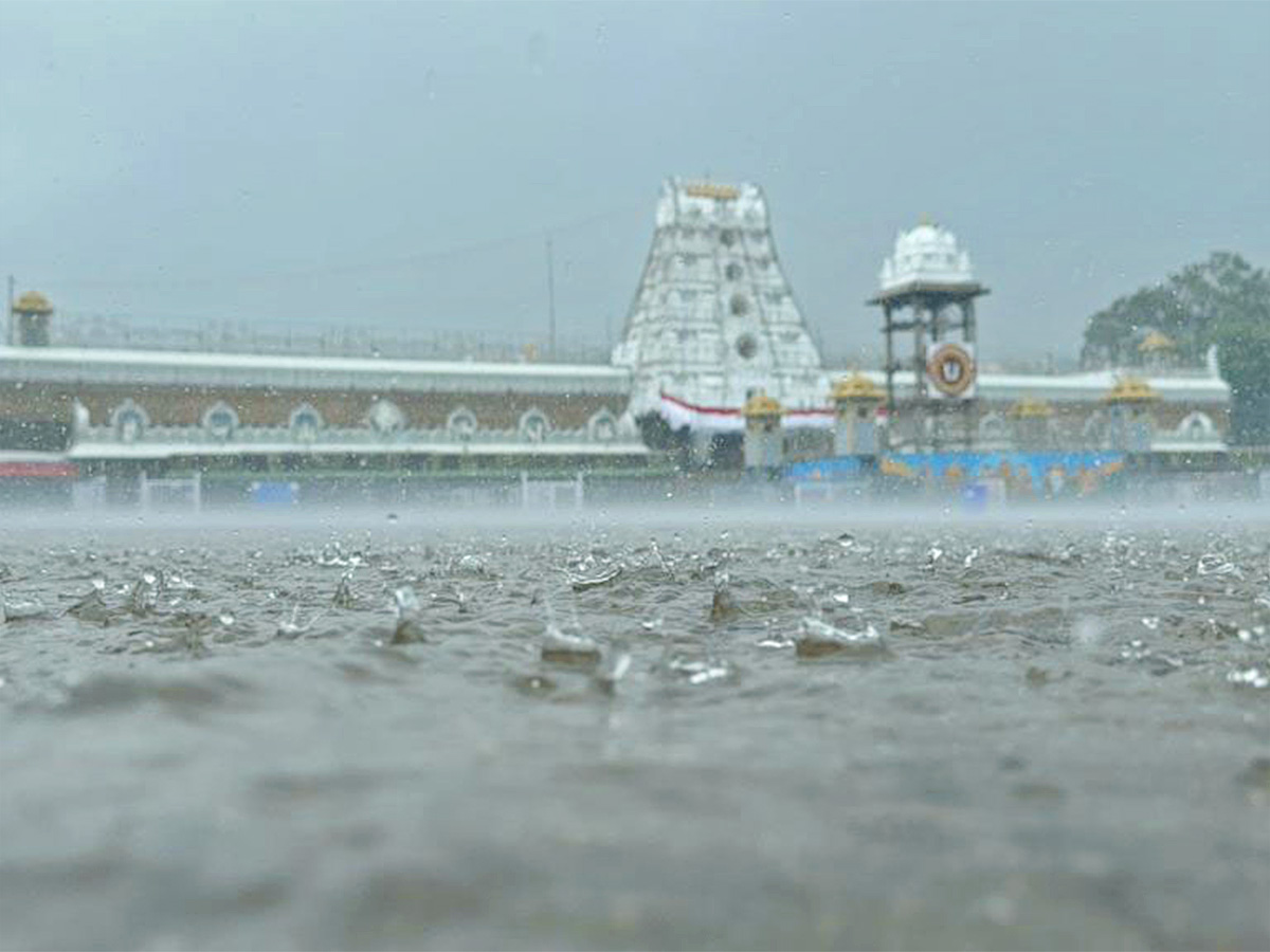 heavy rains rain in tirumala pics - Sakshi1