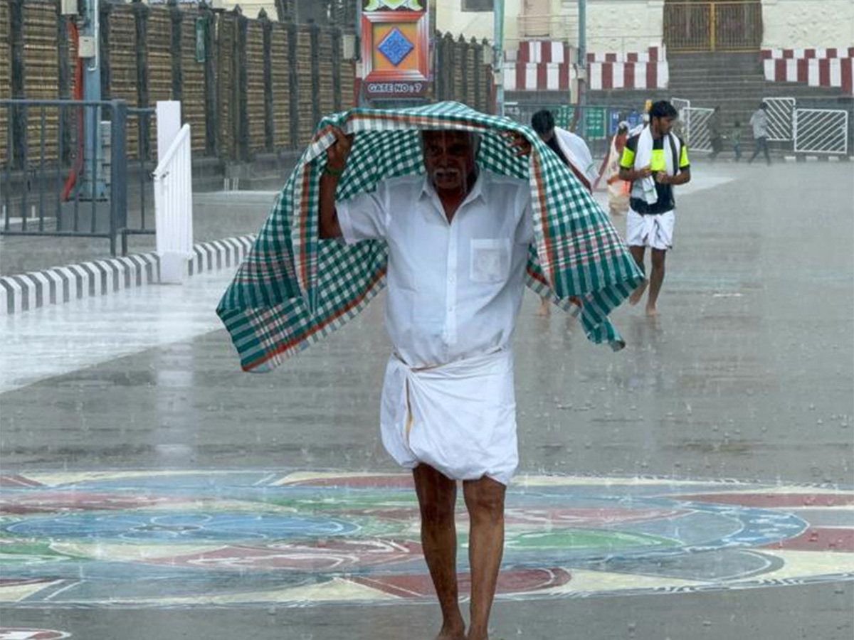 heavy rains rain in tirumala pics - Sakshi12