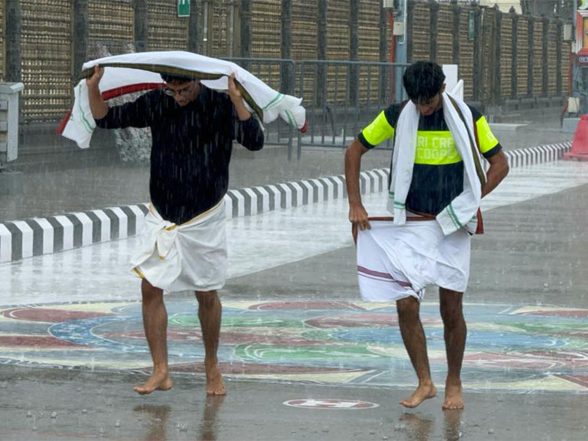 heavy rains rain in tirumala pics - Sakshi13