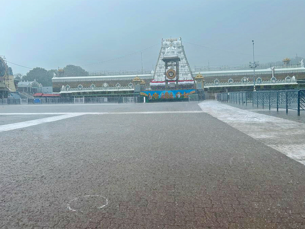 heavy rains rain in tirumala pics - Sakshi2