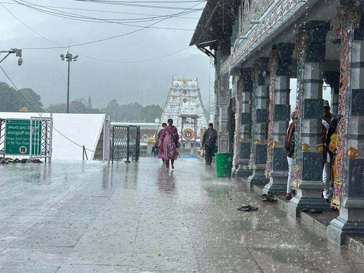 heavy rains rain in tirumala pics - Sakshi20