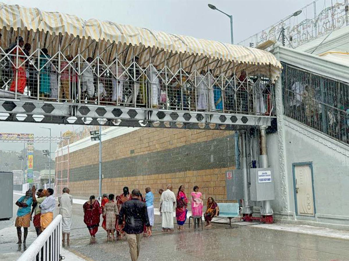 heavy rains rain in tirumala pics - Sakshi6