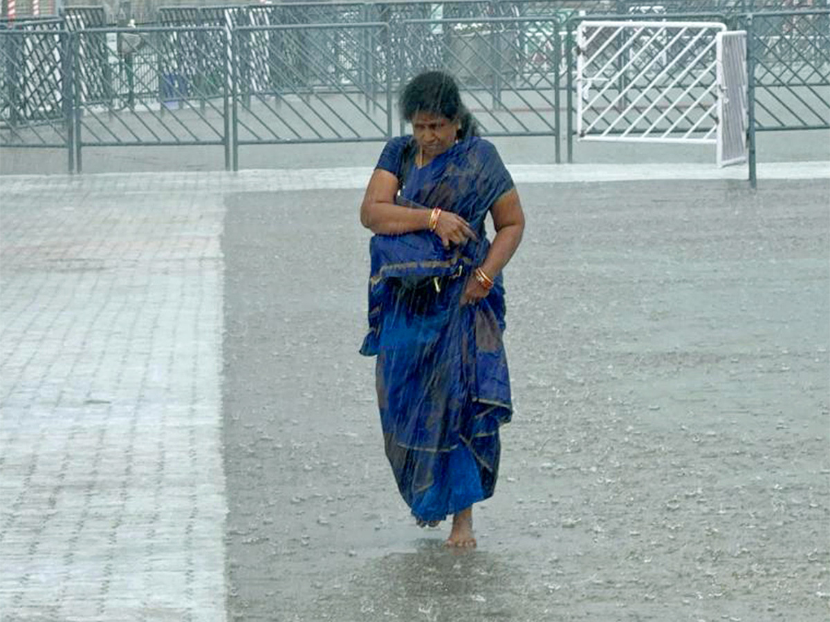 heavy rains rain in tirumala pics - Sakshi7