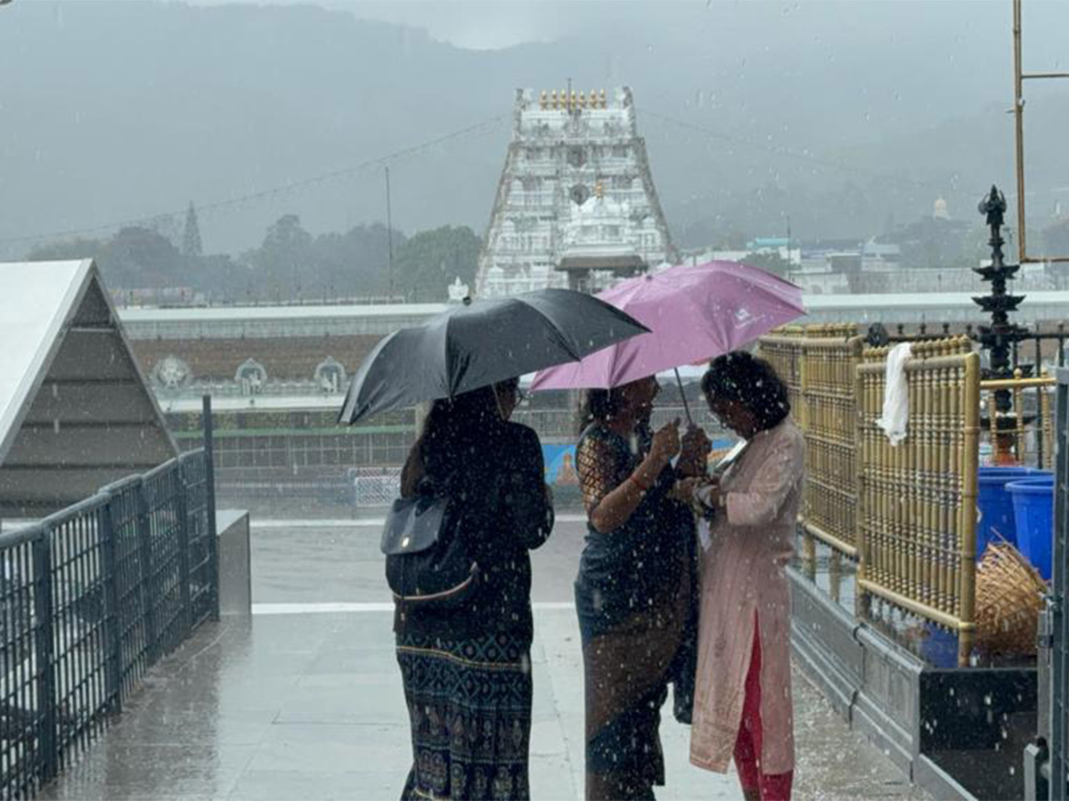 heavy rains rain in tirumala pics - Sakshi9