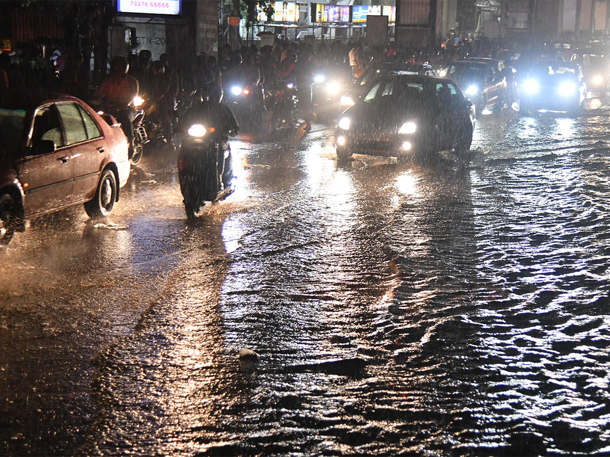 heavy rains rain in hyderabad - Sakshi6