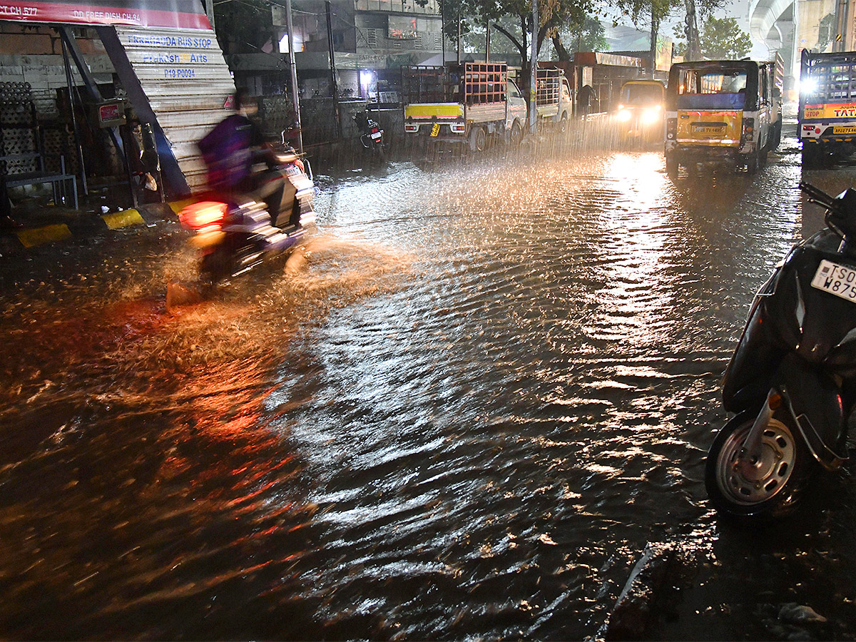 heavy rains rain in hyderabad - Sakshi9