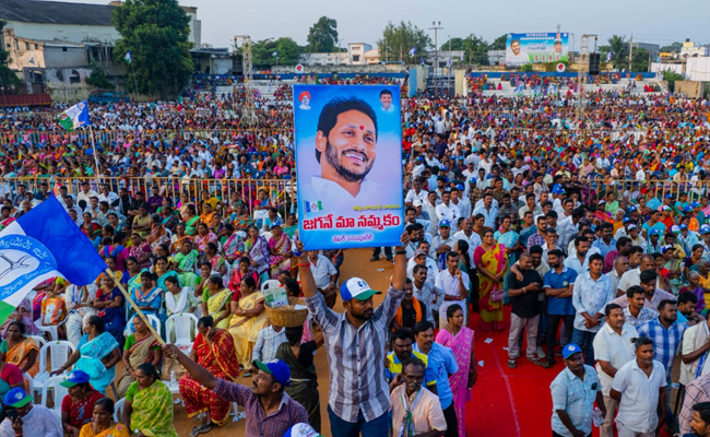 YSRCP Samajika Sadhikara Bus Yatra Photos - Sakshi2