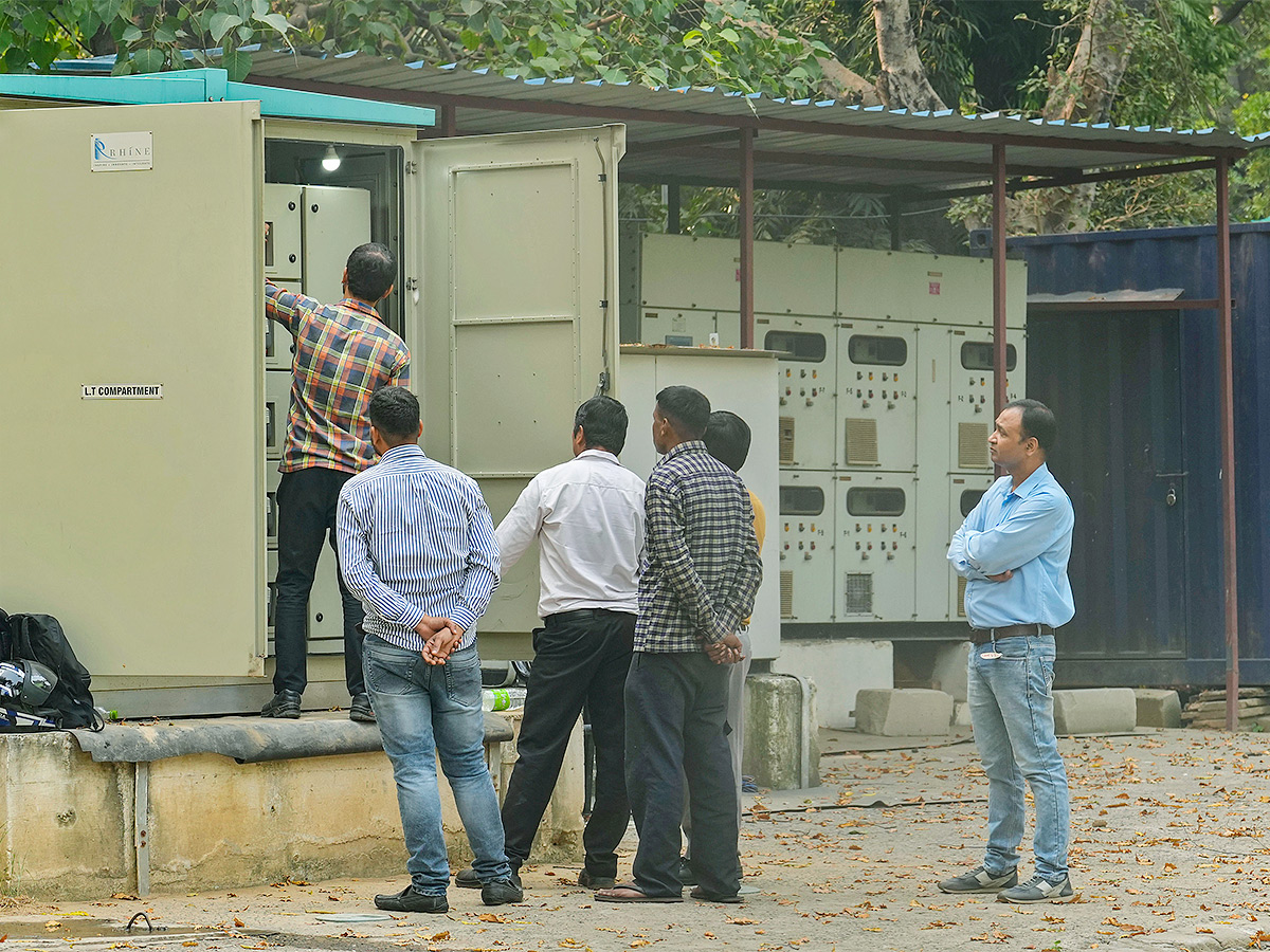 Delhi People Suffering Dangerous Air Pollution Photos - Sakshi16