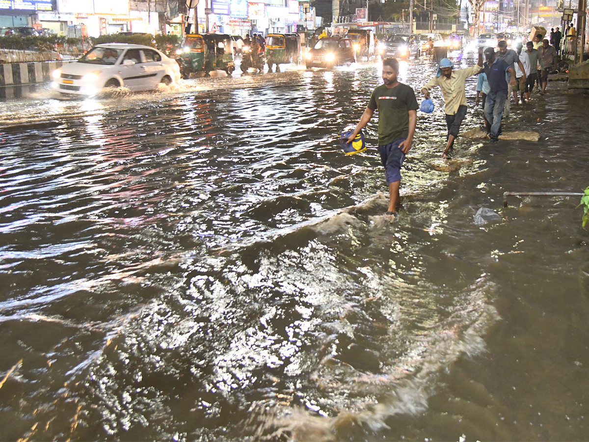 Heavy rain in vijayawada - Sakshi1