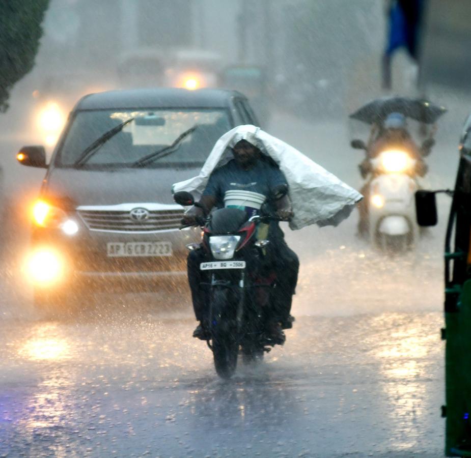 Heavy rain in vijayawada - Sakshi11