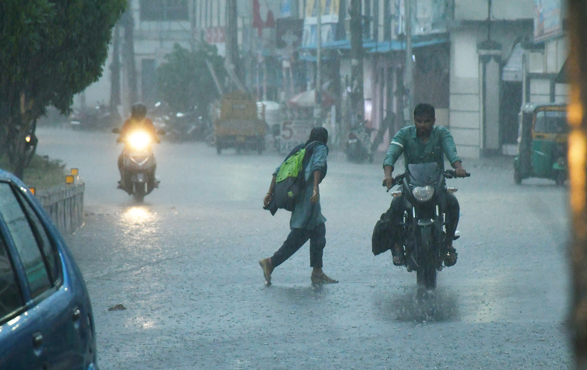 Heavy rain in vijayawada - Sakshi2