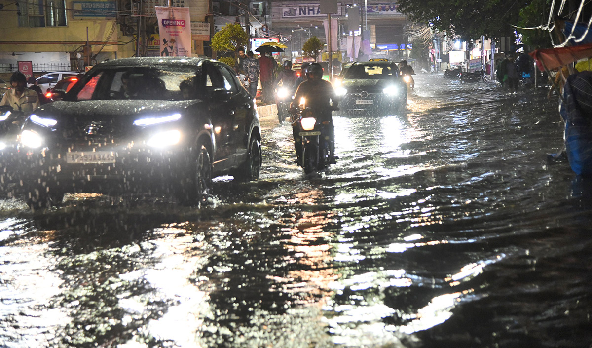 Heavy rain in vijayawada - Sakshi4