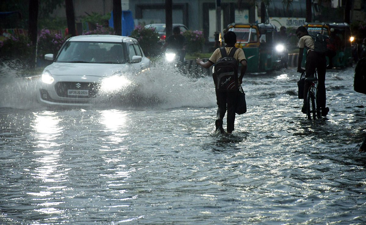 Heavy rain in vijayawada - Sakshi6