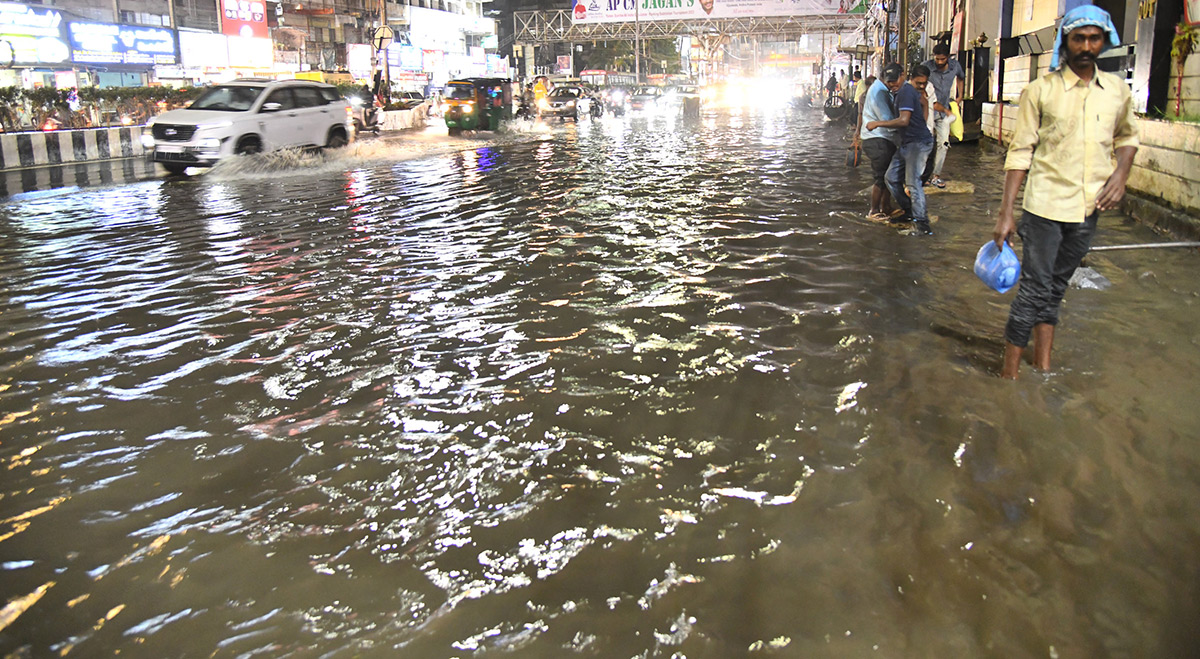 Heavy rain in vijayawada - Sakshi7