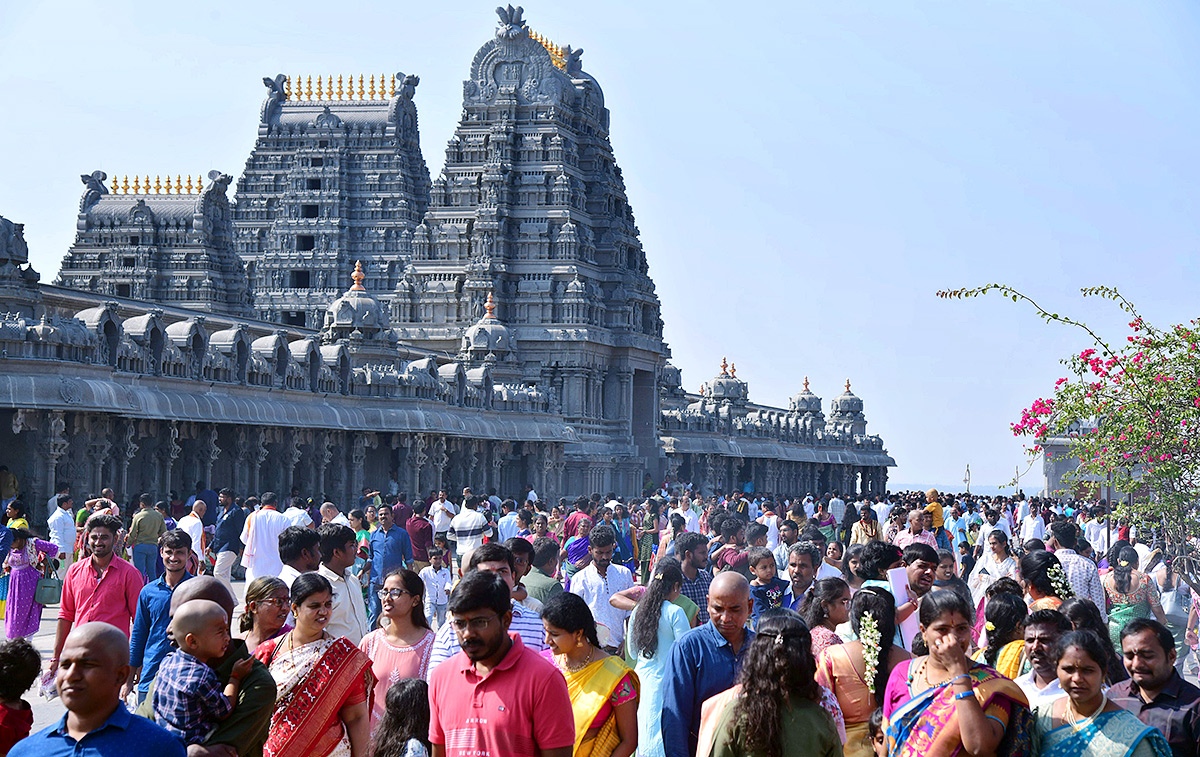 Huge Devotees Rush At Yadadri Lakshmi Narasimha Swamy - Sakshi1