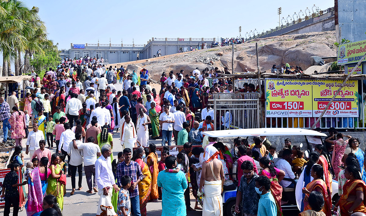 Huge Devotees Rush At Yadadri Lakshmi Narasimha Swamy - Sakshi8