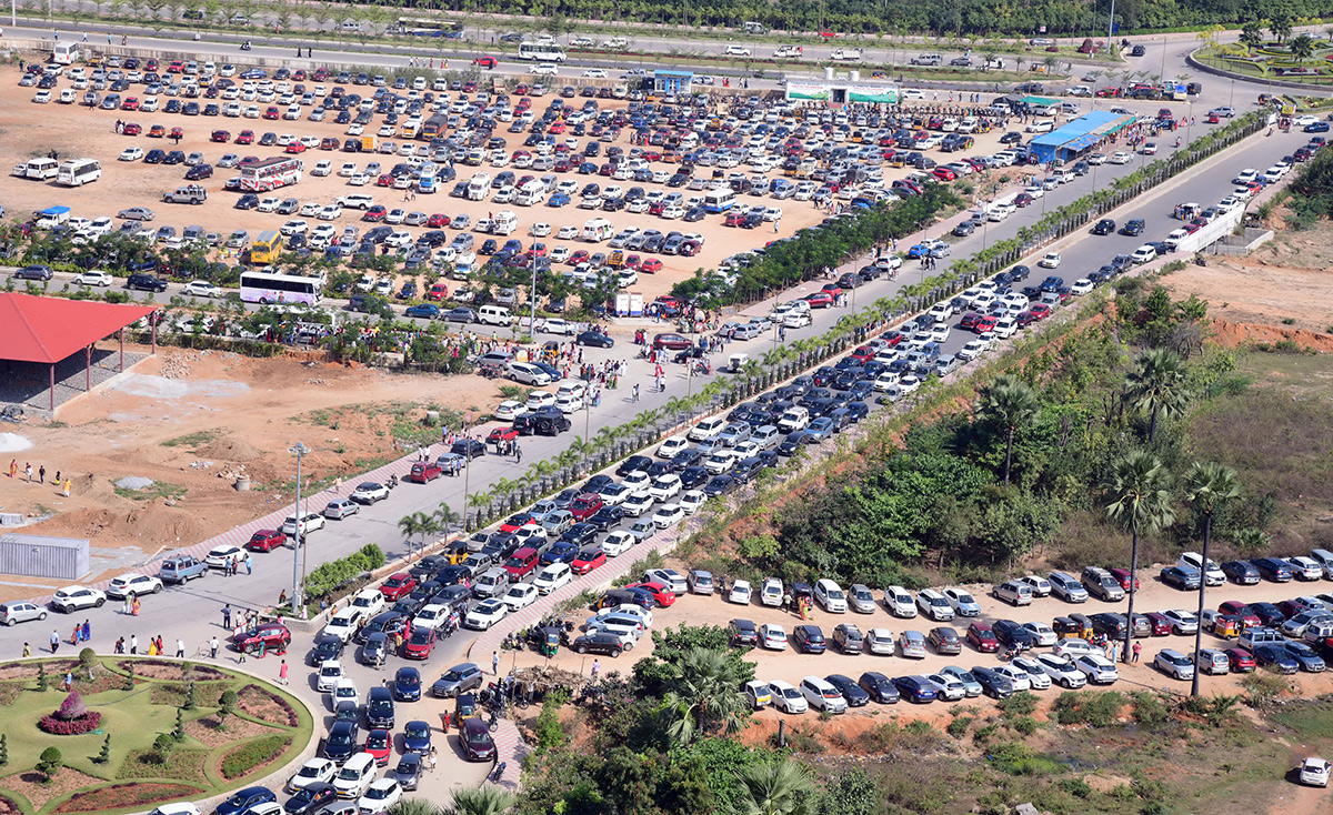 Huge Devotees Rush At Yadadri Lakshmi Narasimha Swamy - Sakshi9