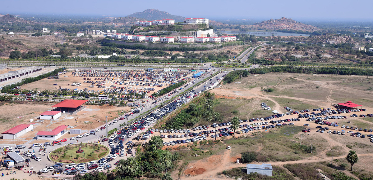 Huge Devotees Rush At Yadadri Lakshmi Narasimha Swamy - Sakshi10