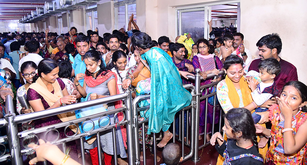 Huge Devotees Rush At Yadadri Lakshmi Narasimha Swamy - Sakshi11