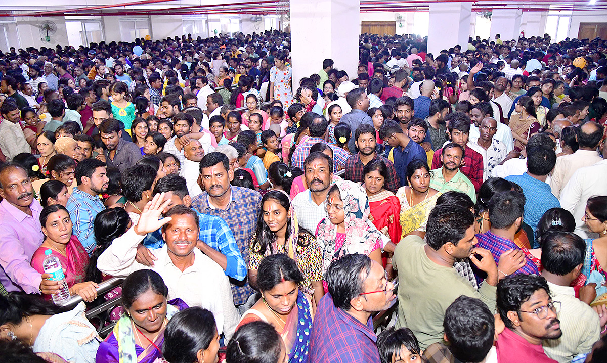 Huge Devotees Rush At Yadadri Lakshmi Narasimha Swamy - Sakshi12