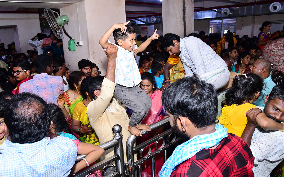 Huge Devotees Rush At Yadadri Lakshmi Narasimha Swamy - Sakshi13