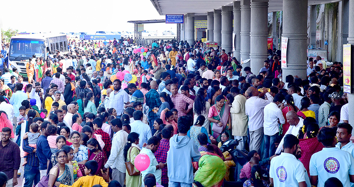 Huge Devotees Rush At Yadadri Lakshmi Narasimha Swamy - Sakshi14