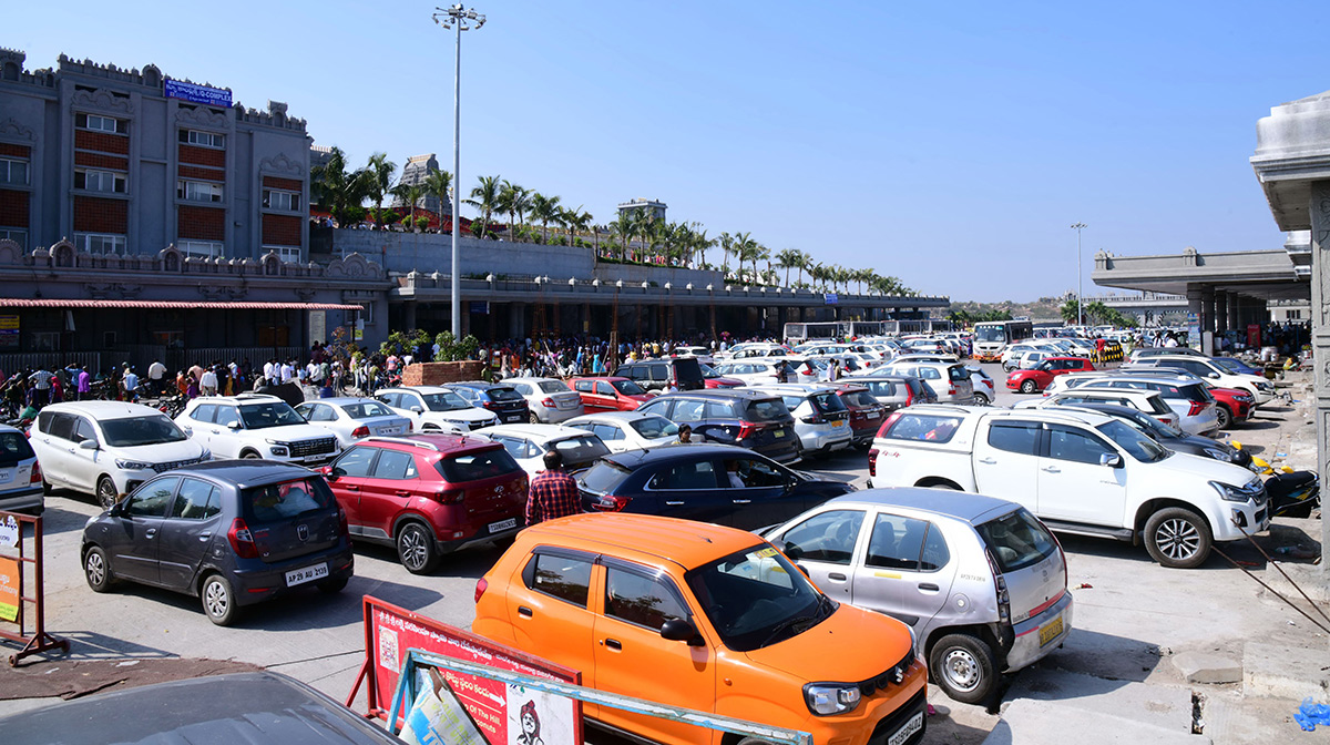 Huge Devotees Rush At Yadadri Lakshmi Narasimha Swamy - Sakshi15