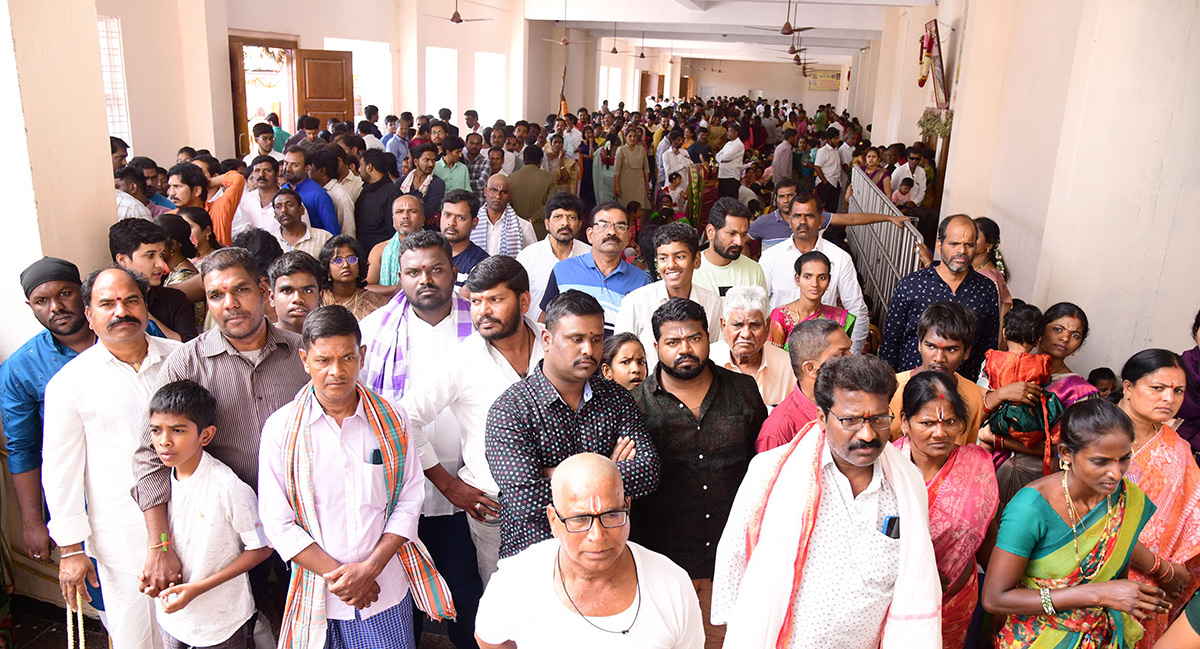 Huge Devotees Rush At Yadadri Lakshmi Narasimha Swamy - Sakshi16