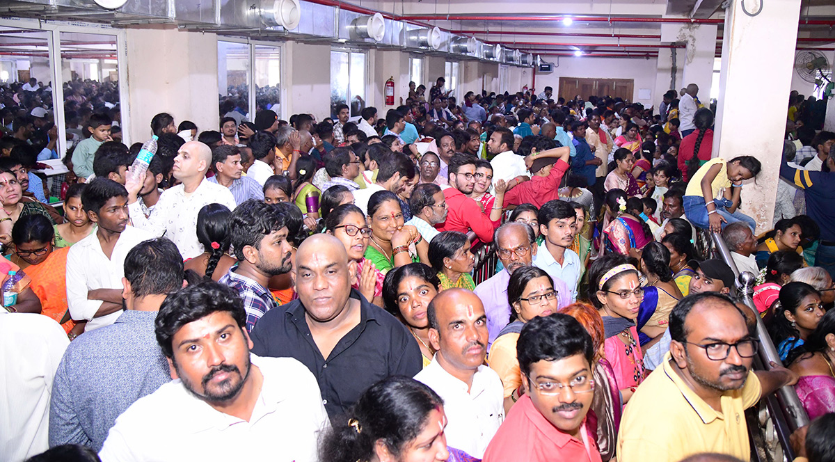 Huge Devotees Rush At Yadadri Lakshmi Narasimha Swamy - Sakshi17