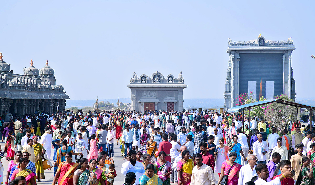 Huge Devotees Rush At Yadadri Lakshmi Narasimha Swamy - Sakshi18