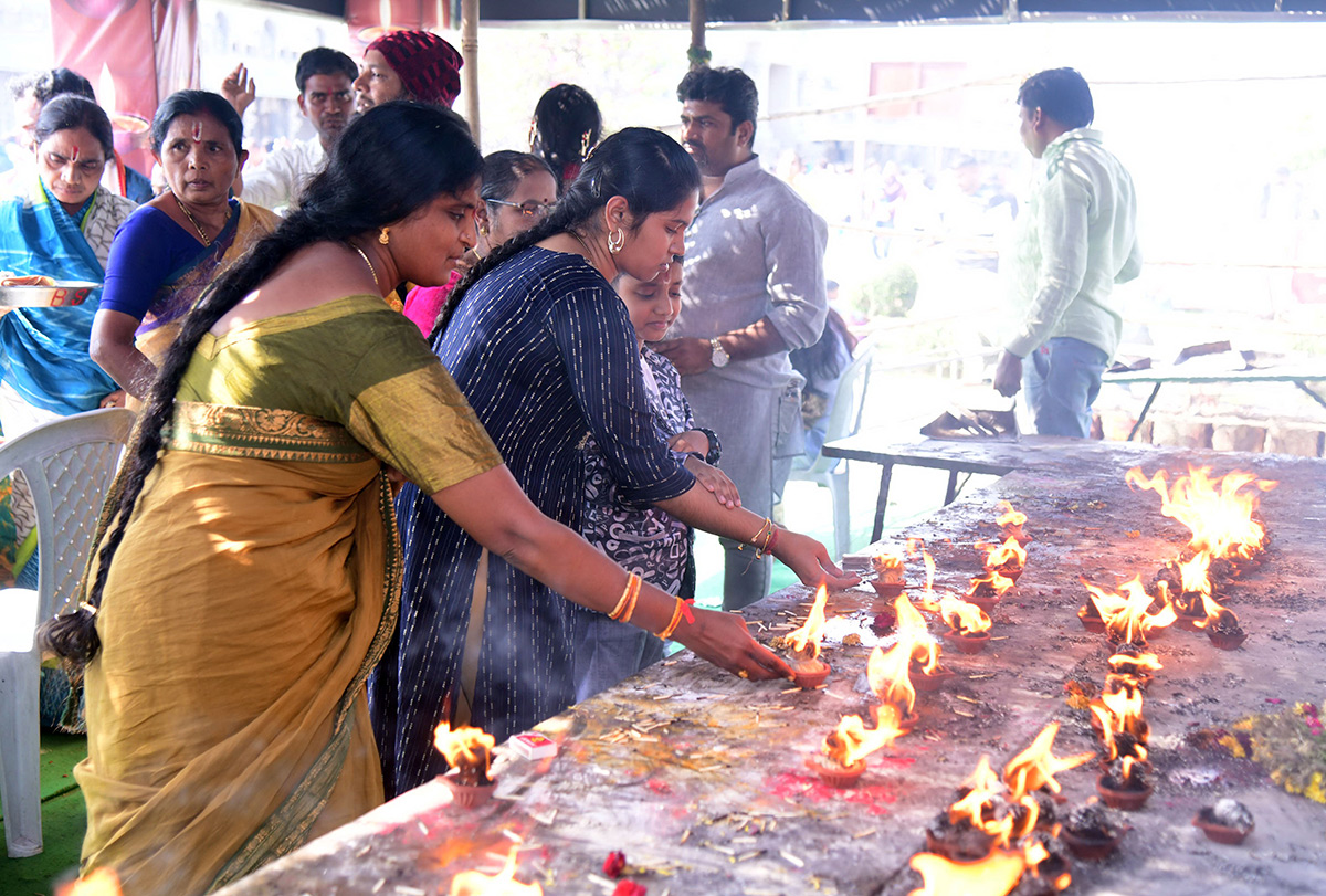 Huge Devotees Rush At Yadadri Lakshmi Narasimha Swamy - Sakshi21