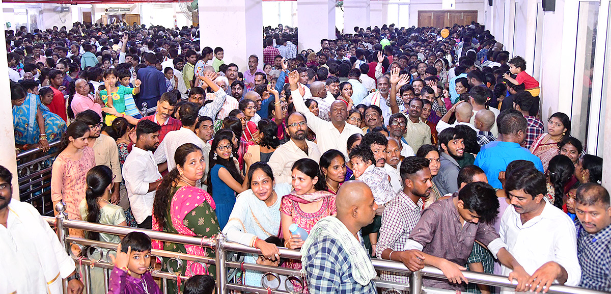 Huge Devotees Rush At Yadadri Lakshmi Narasimha Swamy - Sakshi23