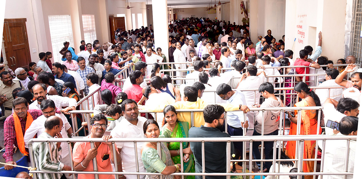 Huge Devotees Rush At Yadadri Lakshmi Narasimha Swamy - Sakshi26