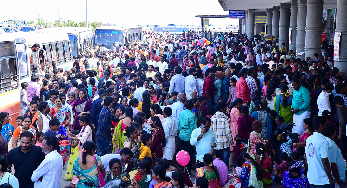 Huge Devotees Rush At Yadadri Lakshmi Narasimha Swamy - Sakshi4