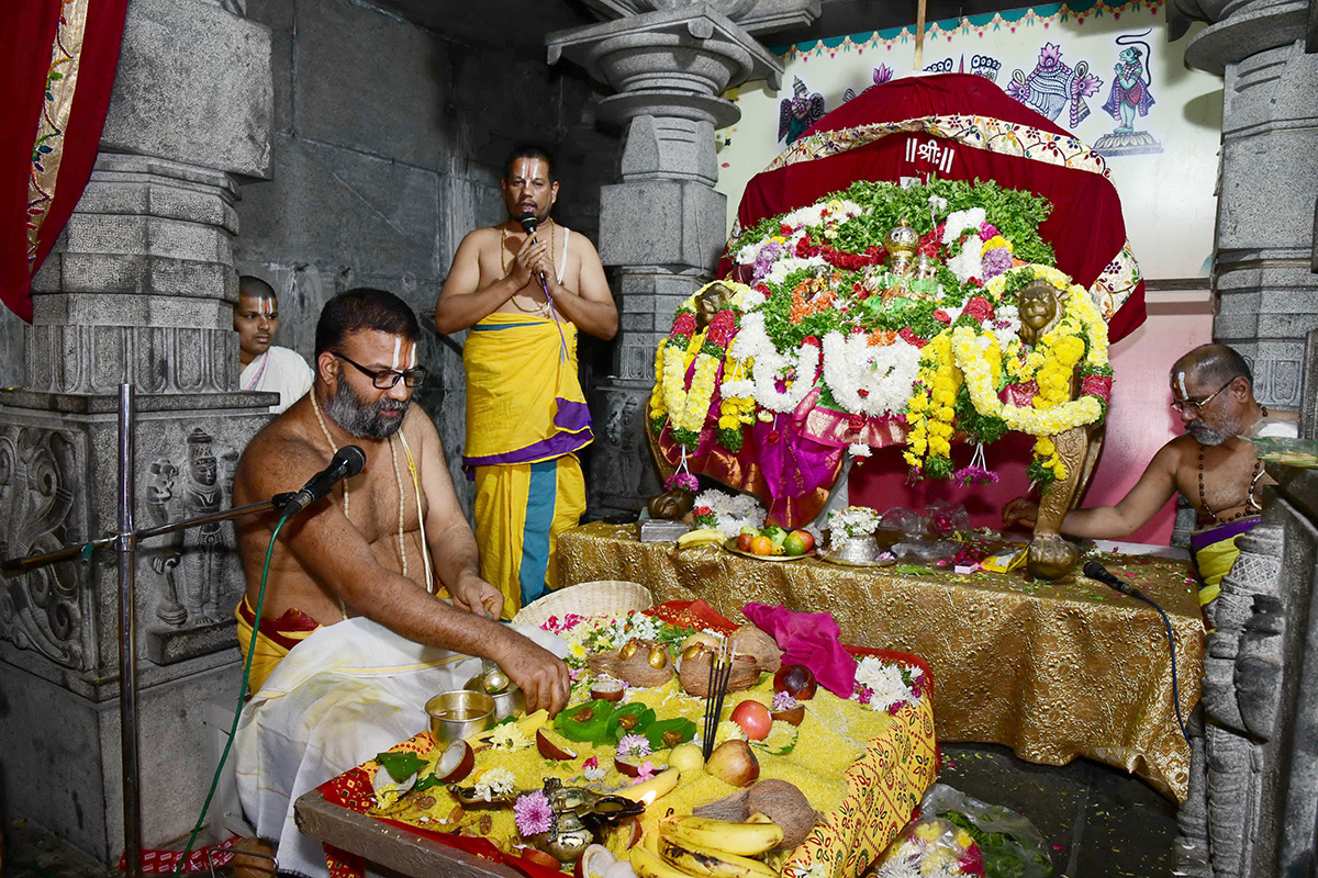 Huge Devotees Rush At Yadadri Lakshmi Narasimha Swamy - Sakshi30