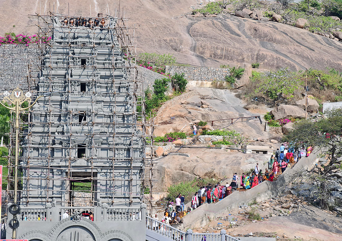 Huge Devotees Rush At Yadadri Lakshmi Narasimha Swamy - Sakshi5