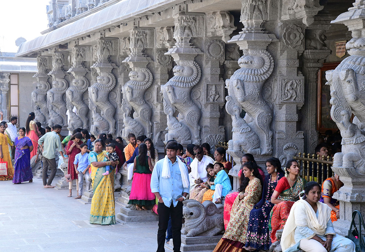 Huge Devotees Rush At Yadadri Lakshmi Narasimha Swamy - Sakshi6