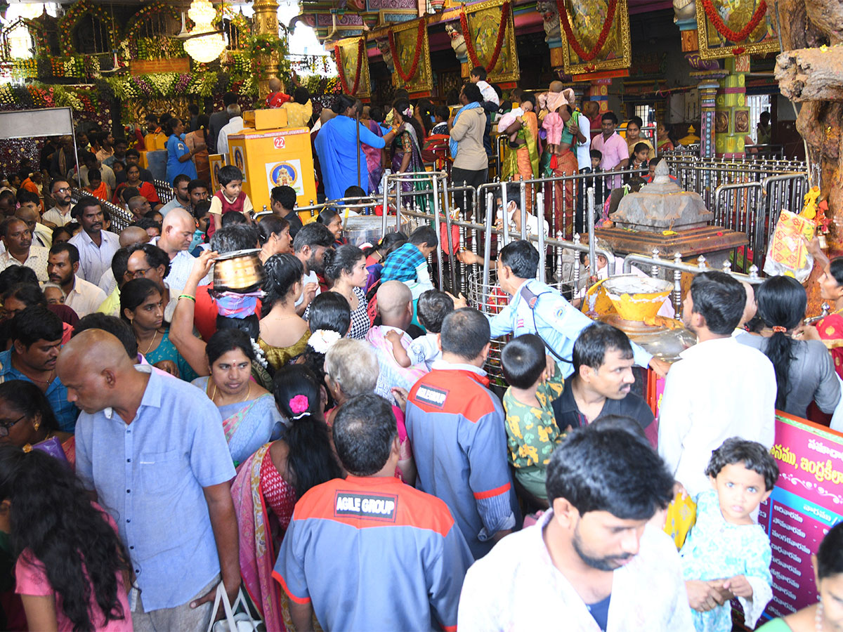 Huge Rush of Devotees at Vijayawada Kanaka Durga temple - Sakshi1