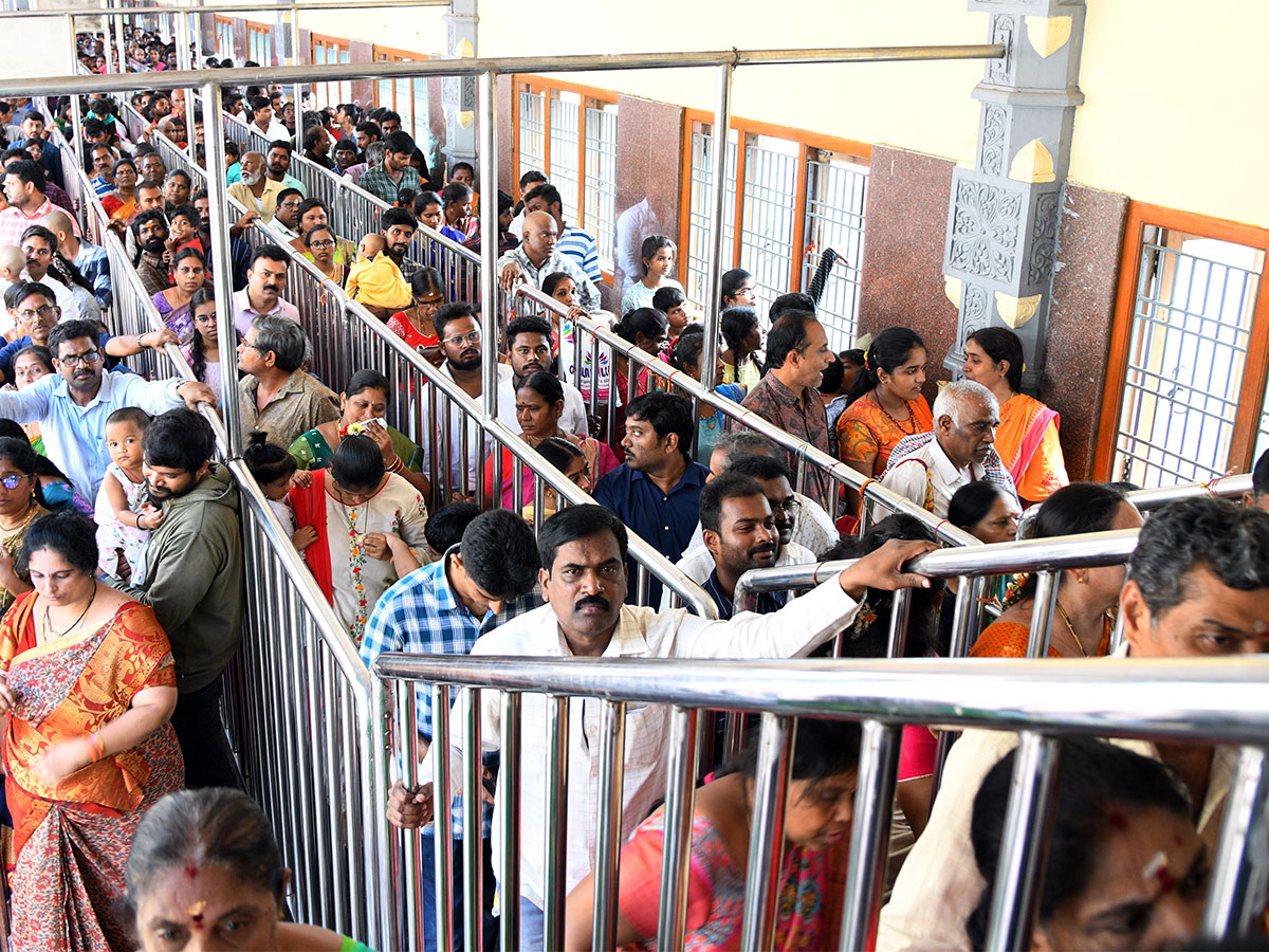 Huge Rush of Devotees at Vijayawada Kanaka Durga temple - Sakshi2