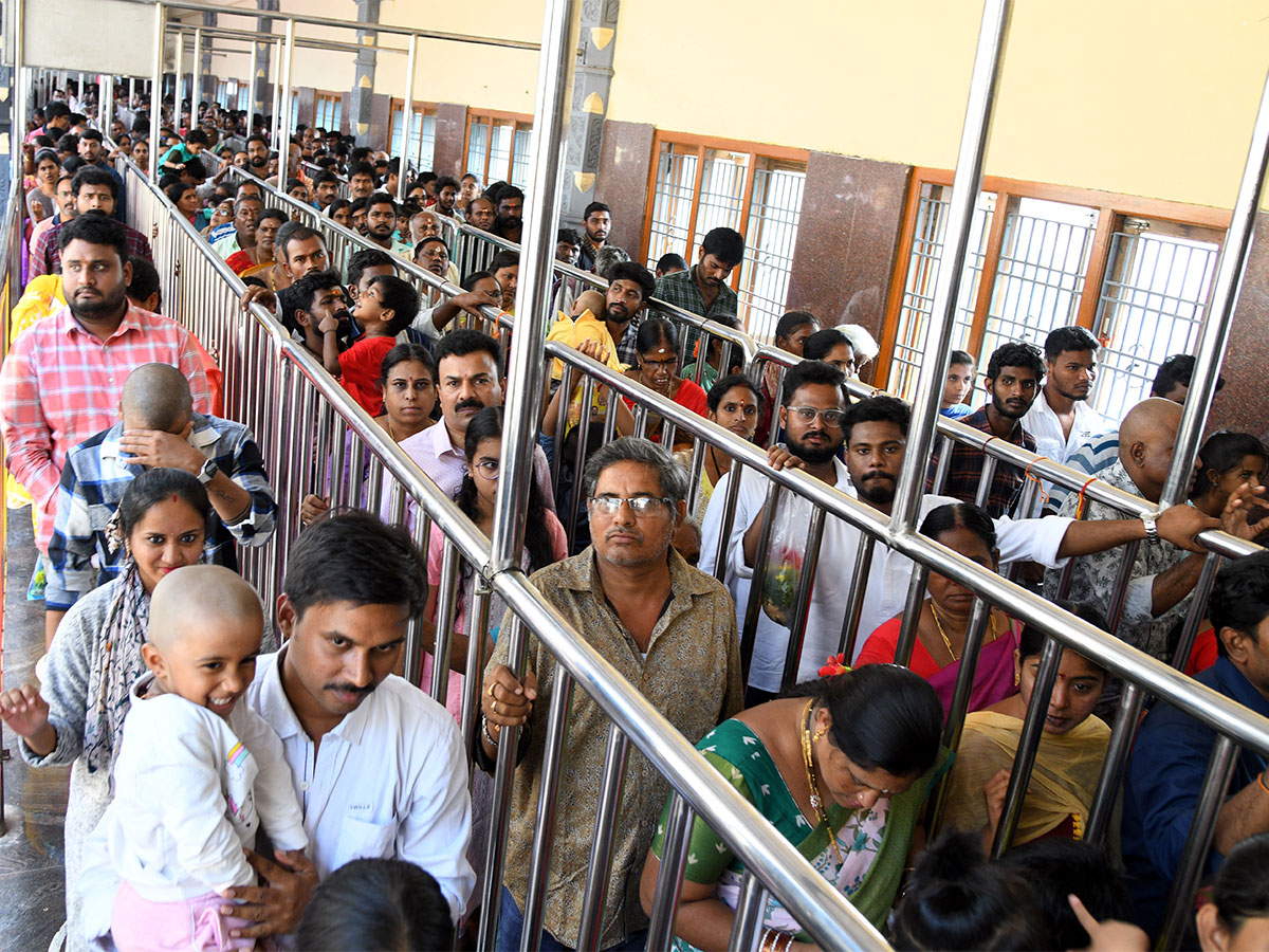 Huge Rush of Devotees at Vijayawada Kanaka Durga temple - Sakshi4