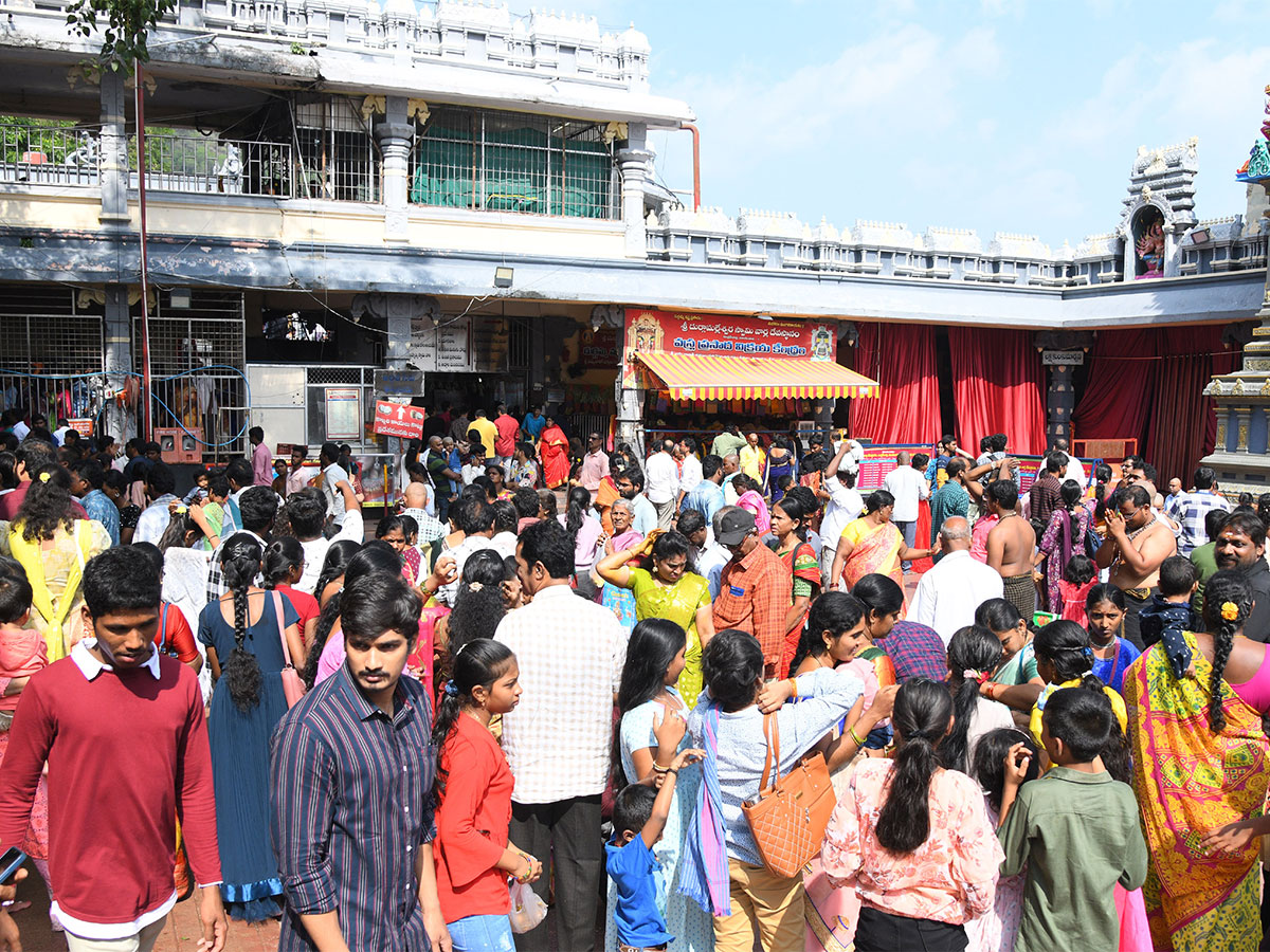 Huge Rush of Devotees at Vijayawada Kanaka Durga temple - Sakshi6